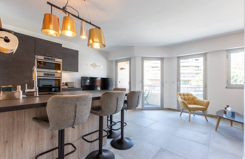 Le Suquet Apartamento | Renovated Apt with Balconies - Holiday/Congress