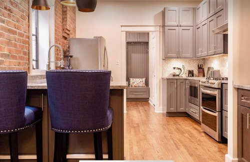 Midtown - Westport Casa | Renovated Art Deco retreat with porch and 2 King Beds, walk to coffee and food!