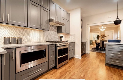 Midtown - Westport Casa | Renovated Art Deco retreat with porch and 2 King Beds, walk to coffee and food!