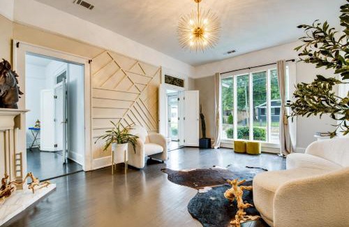 Pittsburgh Casa | Renovated ATL Home 2 Mi to Mercedes-Benz Stadium!