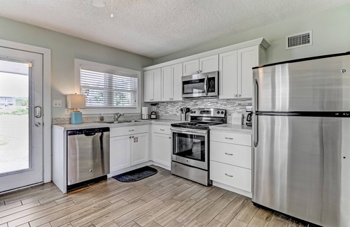 Fernandina Beach Casa | Amelia Island- Cabaña renovada frente al mar - ¡A solo pasos del océano!