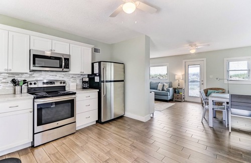 Fernandina Beach Casa | Amelia Island- Cabaña renovada frente al mar - ¡A solo pasos del océano!