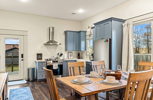 Weatherford Casa | Renovated Bungalow - Downtown - HOT TUB -Dreamy Clawfoot tub! LUXURY!