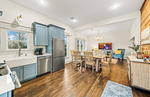 Weatherford Casa | Renovated Bungalow - Downtown - HOT TUB -Dreamy Clawfoot tub! LUXURY!