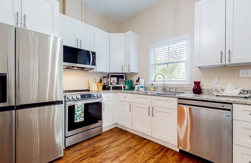 Dixon Park Casa | Renovated bungalow with central AC, W/D, & modern kitchen, Free Wifi