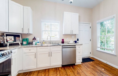 Dixon Park Casa | Renovated bungalow with central AC, W/D, & modern kitchen, Free Wifi
