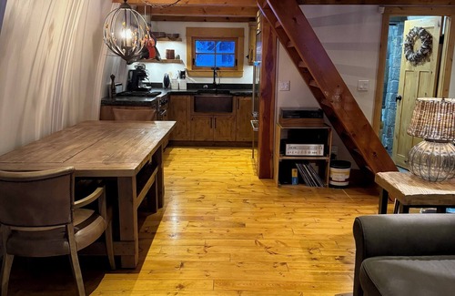 Silver Star Mountain Cabina | Renovated 2 bedroom cabin - amazing location, private hot tub, laundry, storage