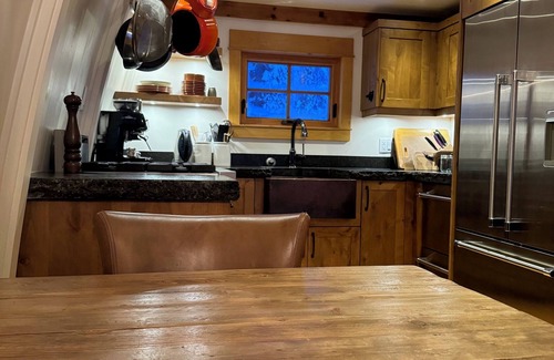 Silver Star Mountain Cabina | Renovated 2 bedroom cabin - amazing location, private hot tub, laundry, storage