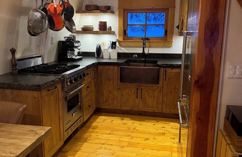 Silver Star Mountain Cabina | Renovated 2 bedroom cabin - amazing location, private hot tub, laundry, storage