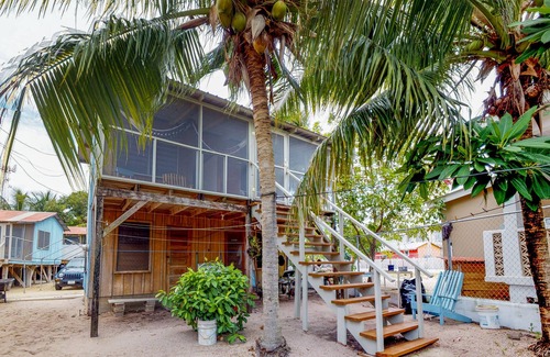 Placencia Cabina | Acogedora cabaña renovada cerca de la playa con porche y hamaca seleccionados