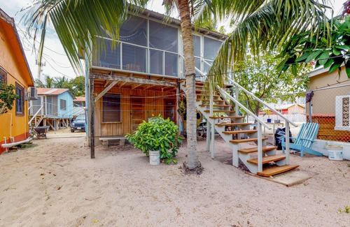 Placencia Cabina | Acogedora cabaña renovada cerca de la playa con porche y hamaca seleccionados