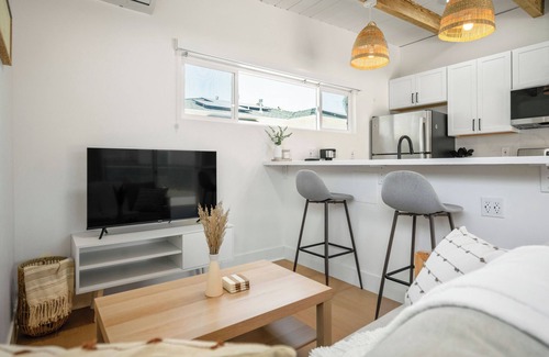 Talmadge Apartamento | Renovated Cali chic studio w/ AC