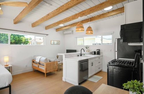 Talmadge Apartamento | Renovated Cali chic studio w/ AC