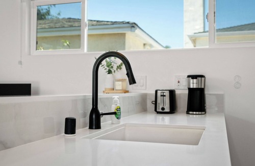 Talmadge Apartamento | Renovated Cali chic studio w/ AC