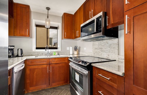 Diamond Head - Kapahulu - St. Louis Condominio | Renovated Central 10th Floor Oceanfront Waikiki Apartment w/ Amenities