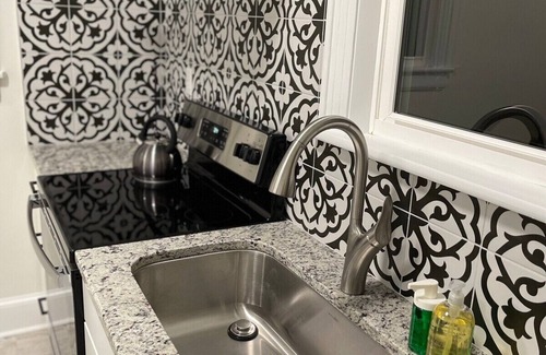 Forest Hills Apartamento | Renovated, Clean 1 bedroom in Forest Hills - B