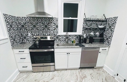 Forest Hills Apartamento | Renovated, Clean 1 bedroom in Forest Hills - A