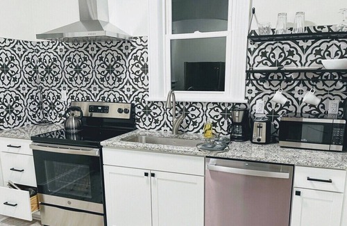 Forest Hills Apartamento | Renovated, Clean 1 bedroom in Forest Hills - A