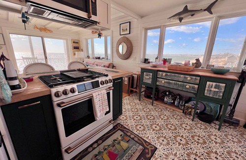Cape Cod Casa | Renovated Coastal Beach Front Home On Cape Cod Bay (2391)