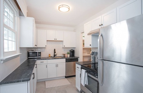 West End Condominio | Renovated condo located in the center of Nashville near downtown in West End.