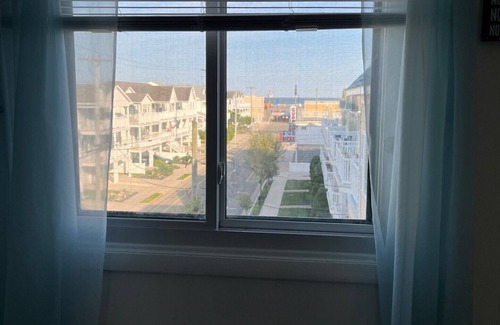 Cape May - Wildwood Condominio | Renovated Condo which is 3 minute walk to beach and boardwalk