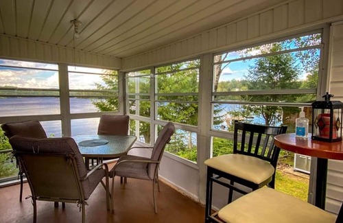 Mont-Saint-Michel Chalet De Esquí | Renovated Cottage On Lake / Hot Tub / Canoe / WiFi
