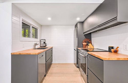 The Blue Mountains Casa | Renovated Cottage in Wild Forest + Hot Tub