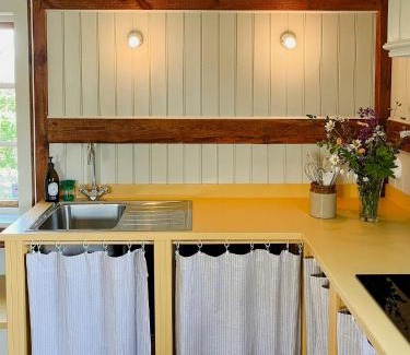 Alingsas Casa | Renovated Cottage By Lake Rydbos