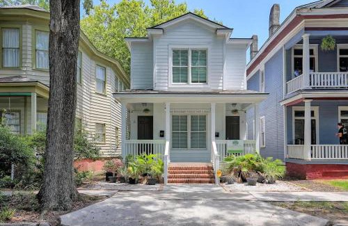 Dixon Park Casa | Renovated Dog Friendly Duplex Near Food & Fun Fully Fenced Yard and Private Parking