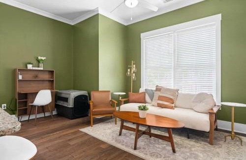 Dixon Park Casa | Renovated Dog Friendly Duplex Near Food & Fun Fully Fenced Yard and Private Parking