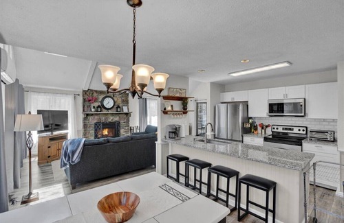 Gouldsboro Chalet De Esquí | Renovated Escape in Mountain Resort. Lake, Pool, Kayak, Family and Pet Friendly!