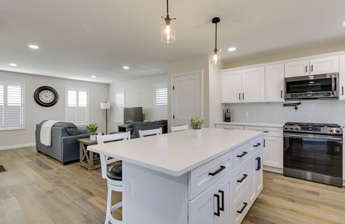 Riverside Casa | Renovated Family Home on Providence River!