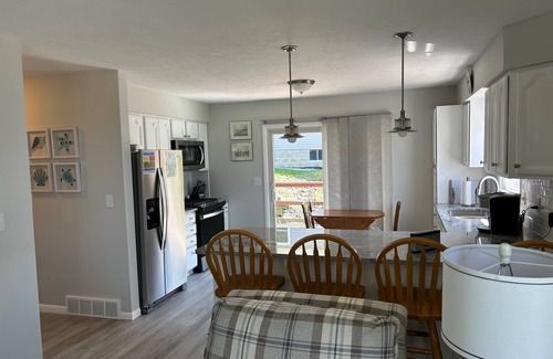 North East Casa | Renovated Family Lake House - 50' from Lake Erie shore - no cliff