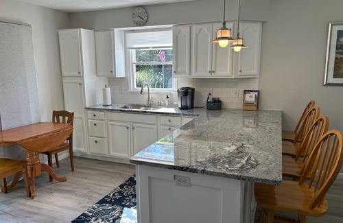 North East Casa | Renovated Family Lake House - 50' from Lake Erie shore - no cliff