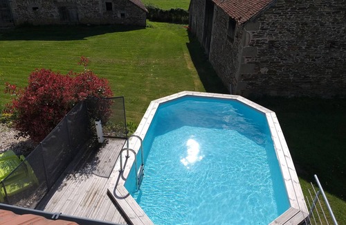 Echassieres Cabaña | Casa rural renovada con piscina privada, Wi-Fi y aire acondicionado