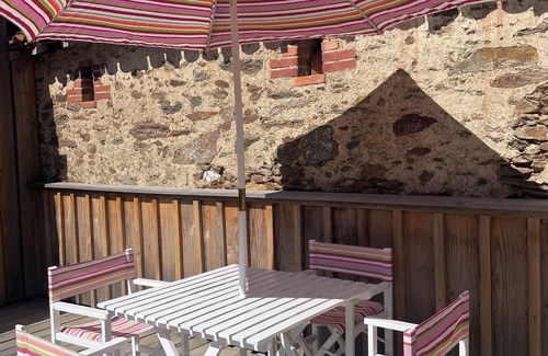 Monsireigne Casa | Renovated farmhouse guestroom with private terrace and lake view