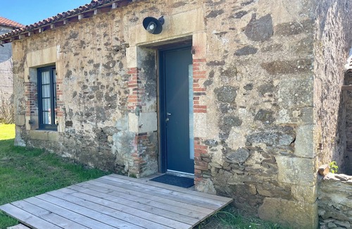 Monsireigne Casa | Renovated farmhouse guestroom with private terrace and lake view
