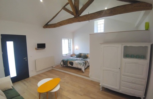 Monsireigne Casa | Renovated farmhouse guestroom with private terrace and lake view