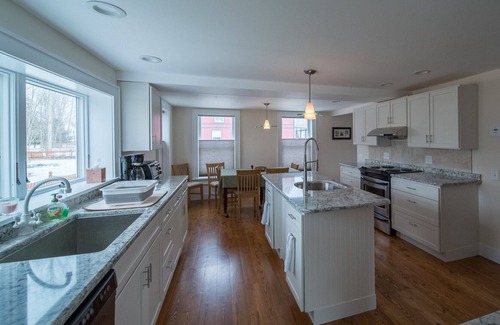 Hamilton Casa | Granja renovada, ubicación Prime Village