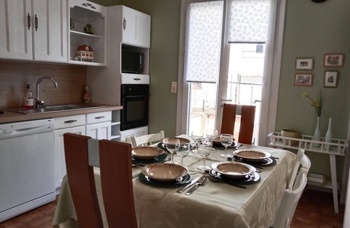 Bellerive-sur-Allier Cabaña | Casa renovada con jardín, cerca de Vichy y balnearios