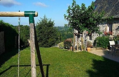 Saint-Hilaire-Peyroux Casa | Del 18 casa renovada en pueblo tranquilo para el descanso y la relajación