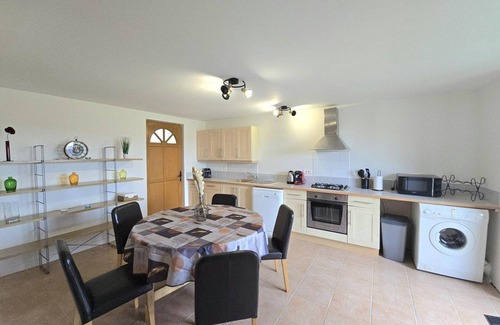 Saint-Meard-de-Drone Cabaña | Renovated cottage with shared pool in Saint-Méard-de-Drône