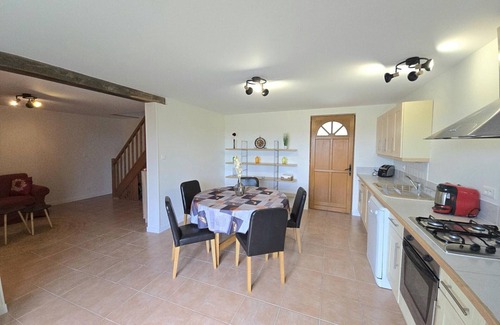 Saint-Meard-de-Drone Cabaña | Renovated cottage with shared pool in Saint-Méard-de-Drône
