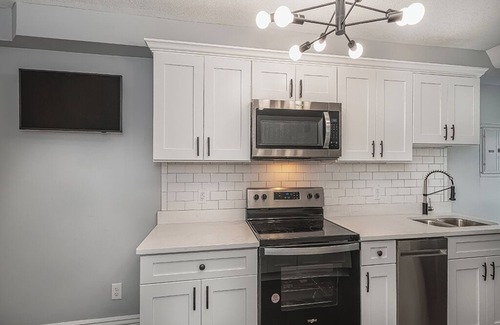 East Liberty Apartamento | Renovated, fully furnished apartment close to Duolingo, Google, Pitt and Chatham