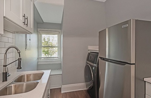 East Liberty Apartamento | Renovated, fully furnished apartment close to Duolingo, Google, Pitt and Chatham