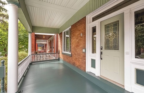 East Liberty Apartamento | Renovated, fully furnished apartment close to Duolingo, Google, Pitt and Chatham