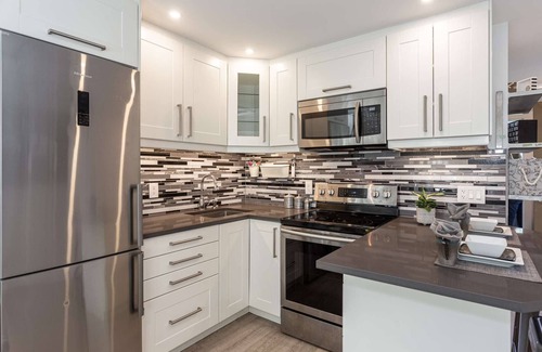 Whistler Creekside Casa | Renovated fully in 2020. Perched high up in Gondola Village. Free parking, walk to lifts