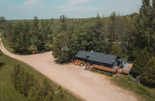 Miller Lake Casa | Renovated Glamping RV Near Tobermory & Grotto