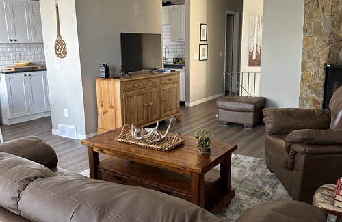 Cochrane Casa | Renovated Half-duplex w/private space, right in town, 1hr to the Rocky Mountains