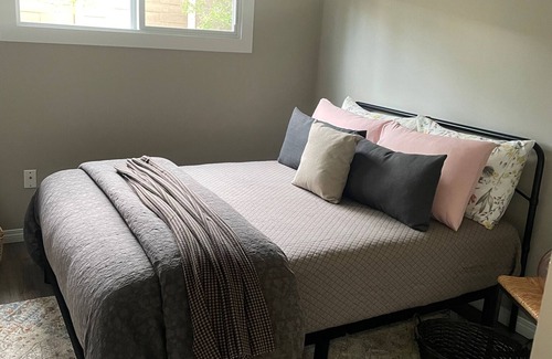 Cochrane Casa | Renovated Half-duplex w/private space, right in town, 1hr to the Rocky Mountains